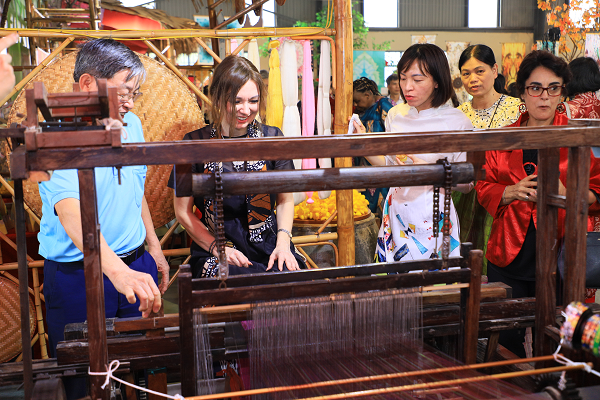 Nghệ nhân VIETSERI giới thiệu cách sử dụng máy dệt thoi đến các nữ đại biểu