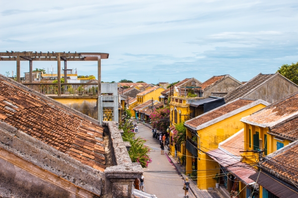 Những ngôi nhà màu vàng, san sát nhau là nét đặc trưng của khu phố cổ Hội An - Ảnh: Việt An.