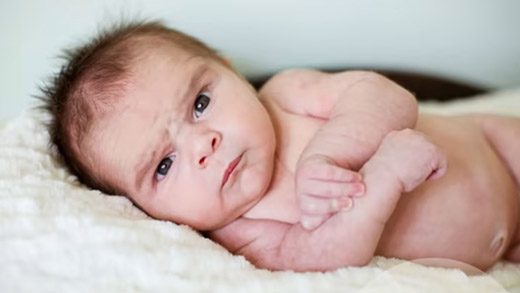 Ngứa là một triệu chứng điển hình khi trẻ bị bệnh chàm sữa