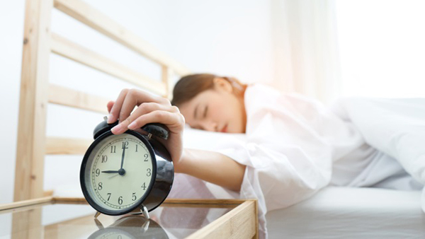 Bạn nên thức dậy đúng giờ vào buổi sáng, nếu bấm nút hoãn báo thức chỉ được thực hiện một lần 