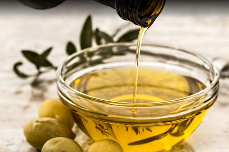 Dầu olive nguyên chất cung cấp chất béo lành mạnh, nên sử dụng khi nấu ăn hàng ngày