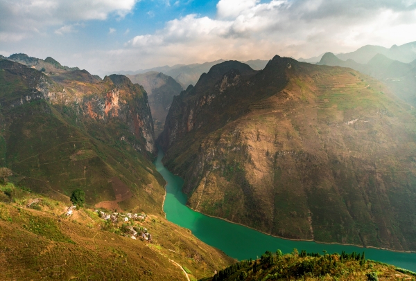 Hà Giang có sông Nho Quế xanh biếc, quanh năm chảy êm dịu qua những rặng núi hùng vĩ.