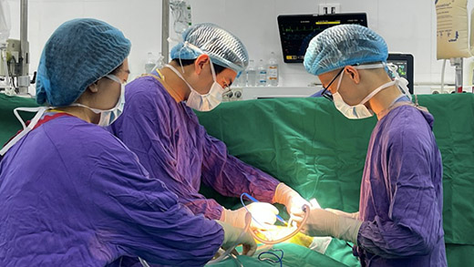 Các bác sỹ Bệnh viện Việt Đức thực hiện ca ghép đa tạng tim - thận cho một nam bệnh nhân nhờ nguồn hiến tạng - Ảnh: BVCC