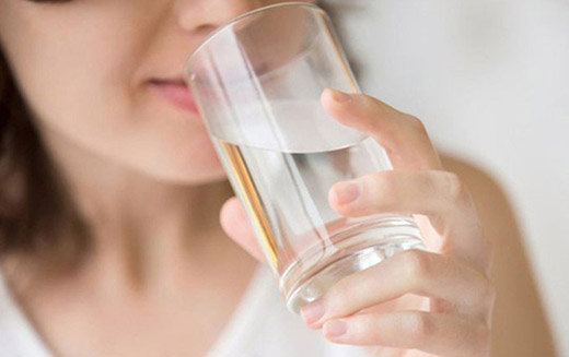 Người bệnh gout nên uống đủ nước mỗi ngày