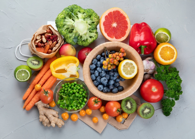 Ưu tiên ăn nhiều các loại trái cây, rau củ giúp bổ sung vitamin C mỗi ngày