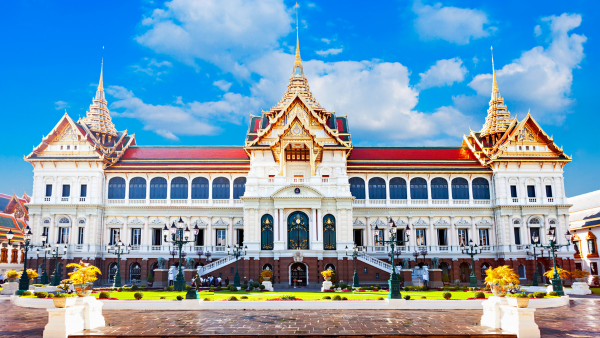 Cung điện Grand Palace nổi bật với lớp mái cao xếp tầng được xây theo kiểu kiến trúc thời phục hưng. 