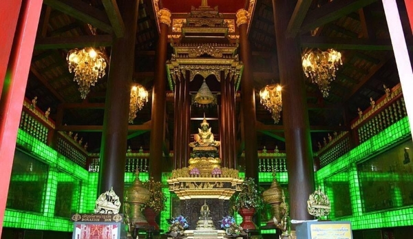 Bức tượng Phật Ngọc Thái Lan được thờ kính bên trong chánh điện.