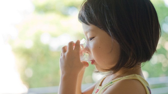 Để giảm nguy cơ mất nước ở trẻ bị đau họng, cha mẹ có thể cho bé uống nước ấm và ăn thức ăn mềm, lỏng