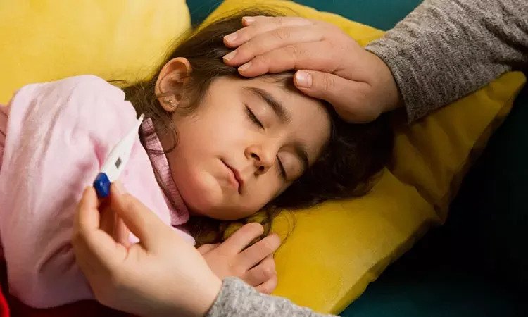 Trẻ bị viêm họng do virus, vi khuẩn có thể sốt cao