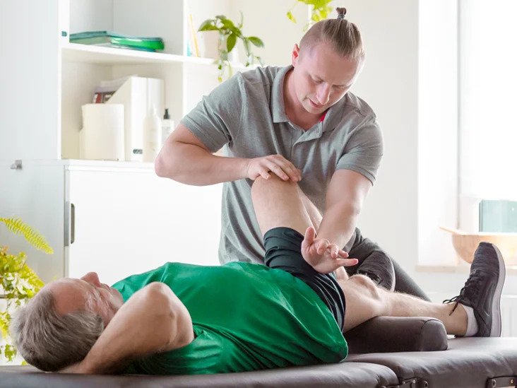 Vật lý trị liệu, massage giúp cải thiện đau khớp, cứng khớp hiệu quả