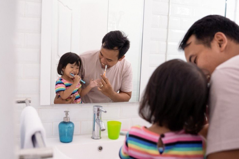 Cha mẹ nên dành thời gian cùng trẻ nhỏ đánh răng, hướng dẫn con kỹ thuật chải răng đúng