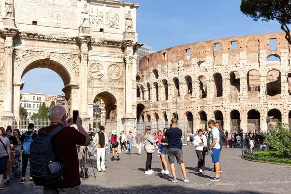 Du khách đang tham quan, chụp ảnh tại Đấu trường La Mã ở Rome, Italia - Ảnh: Getty
