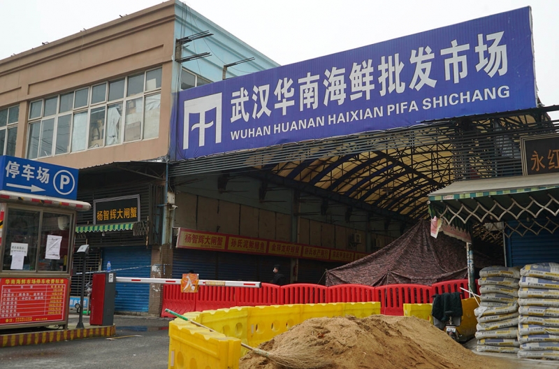Chợ hải sản ở Vũ Hán bị phong tỏa hồi năm 2019, khi các nhà khoa học nghi ngờ là nơi bắt nguồn của virus SARS-CoV-2 - Ảnh: AP