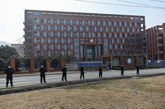 Nhân viên an ninh đứng canh gác trước Viện nghiên cứu virus học Vũ Hán, Trung Quốc - Ảnh: AFP