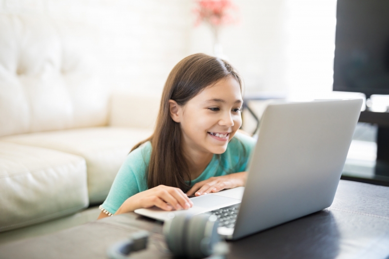 Đặt máy tính, thiết bị điện tử ở vị trí cha mẹ có thể dễ dàng giám sát việc sử dụng của trẻ