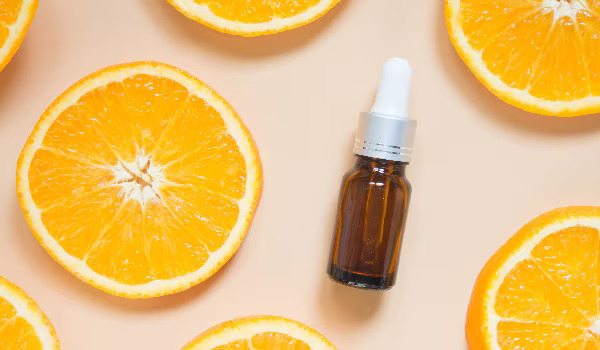 Vitamin C giúp kích thích tái tạo da, hỗ trợ giảm sẹo thâm