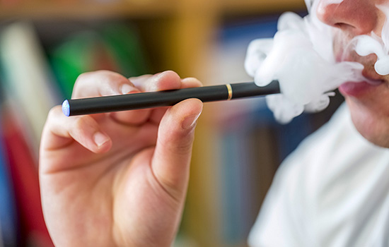Khói từ thuốc lá điện tử chứa nhiều chất độc có hại với chức năng phổi