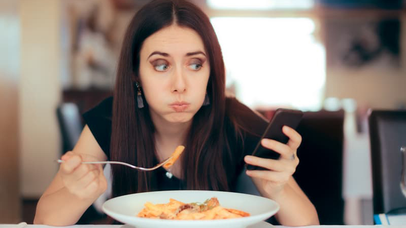 Phân tâm khi ăn uống có thể khiến bạn vô thức ăn nhiều hơn, khiến cân nặng khó giảm