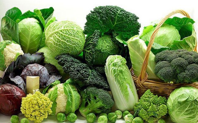 Các loại rau lá xanh như rau bina, cải xoăn và bông cải giàu chất dinh dưỡng quan trọng như folate, sắt và canxi.