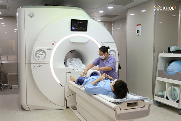 Kỹ thuật viên chuẩn bị cho bệnh nhân chụp cộng hưởng từ Signa Prime tại Bệnh viện đa khoa Hồng Ngọc Phúc Trường Minh