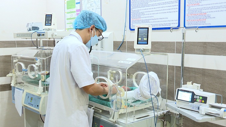 Bác sỹ Trung tâm Y tế huyện Thanh Thủy chăm sóc cặp song sinh non tháng