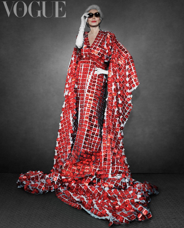 Dell’Orefice làm người mẫu cho chiếc váy Lever Couture 