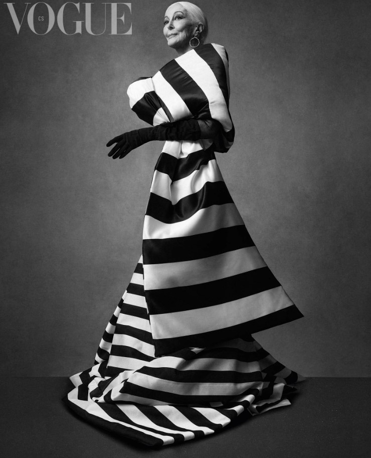 Dell’Orefice làm người mẫu cho chiếc váy kẻ sọc đặt làm riêng của nhà thiết kế người Pháp Cyril Verdavainne 