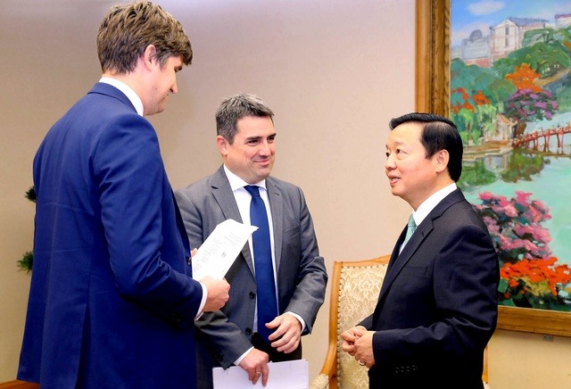 Phó Thủ tướng Trần Hồng Hà tại buổi làm việc với ông Tibor Stelbaczky (thứ 2 từ trái sang) và ông Chris Taylor - Ảnh: VGP