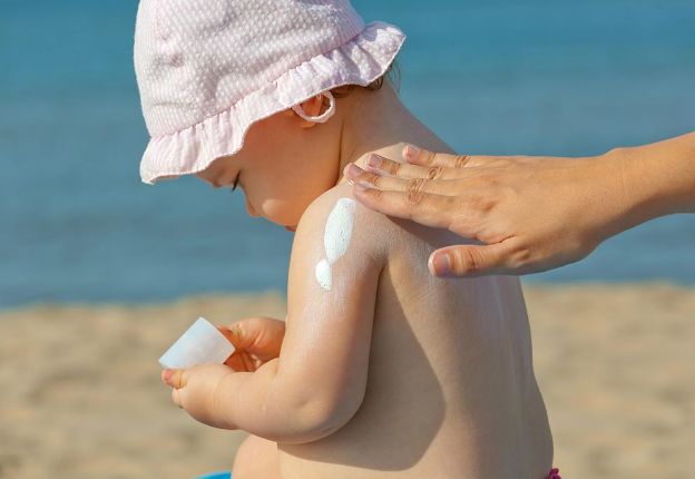 Nên chọn cho trẻ kem chống nắng có khả năng bảo vệ khỏi tia UVA và UVB