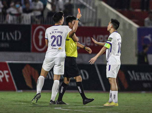 Văn Quyết nhận thẻ đỏ dù trận đấu đã kết thúc sau pha đánh cùi chỏ vào trợ lý trọng tài - Ảnh: Vietnamnet