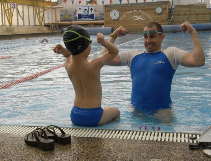 Khởi động trước khi bơi chống nguy cơ trẻ bị chuột rút