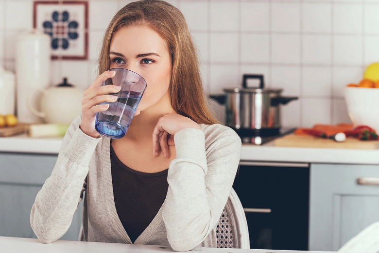 Uống đủ nước giúp duy trì thân nhiệt và ngăn ngừa tăng đường huyết