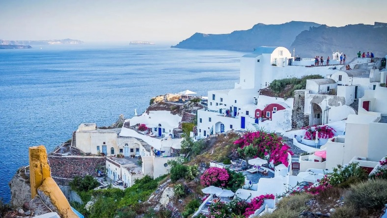 Hy Lạp: Với đường bờ biển dài nhất Châu Âu, các di tích lịch sử và nhiều địa điểm tiệc tùng sôi động, Hy Lạp đang là điểm đến hấp dẫn đối với mọi đối tượng khách du lịch. Giá cả từ cao đến thấp khác nhau tùy vào điểm du lịch nổi tiếng như Mykonos và Santorini, hay nơi ít biến đến hơn như Kythnos và Hydra. Ngoài ra, để tiết kiệm chi phí, hãy tránh đi vào mùa Hè cao điểm. Chi phí trung bình hàng ngày cho du khách ở Hy Lạp khoảng 131 USD, trong đó chỗ ở mất khoảng 93 USD và ăn uống khoảng 34 USD.