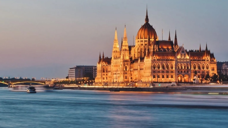 Hungary: Là một trong những quốc gia lâu đời nhất ở khu vực Trung Âu, Hungary nổi tiếng với các spa nước nóng thiên nhiên, suối nước nóng, quán bar và kiến trúc đổ nát. Du thuyền trên sông Danube nhìn ra Tòa nhà Quốc hội Hungary là một trong những điều tuyệt vời nhất để trải nghiệm ở Budapest. Quốc gia thân thiện với ngân sách này sẽ không làm bạn thất vọng khi tiêu tiền một cách khôn ngoan.