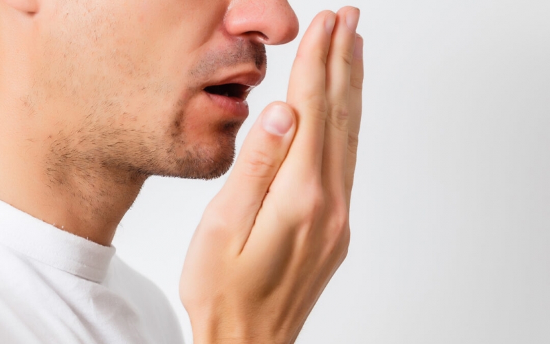 Khô miệng làm tăng nguy cơ sâu răng cũng như tình trạng hơi thở có mùi hôi