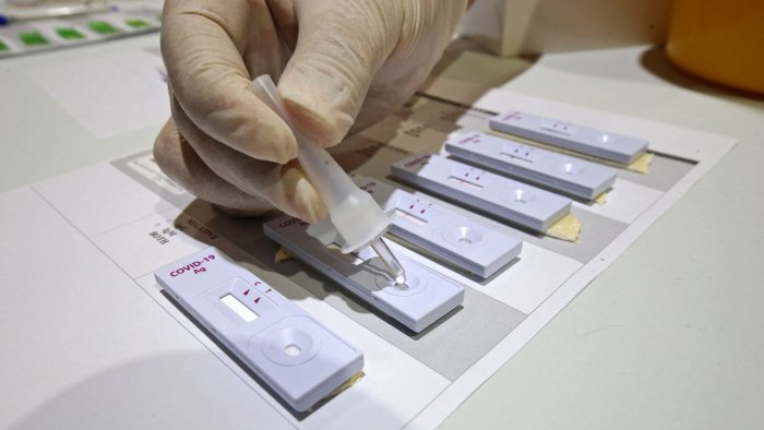 Kể từ 29/4, du khách đến Trung Quốc chỉ cần xét nghiệm kháng nguyên COVID-19 - Ảnh: AFP