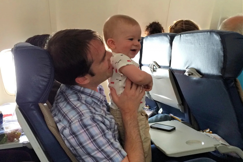 Nên đưa trẻ lên máy bay sau cùng, khi các hành khách khác đã ổn định chỗ ngồi