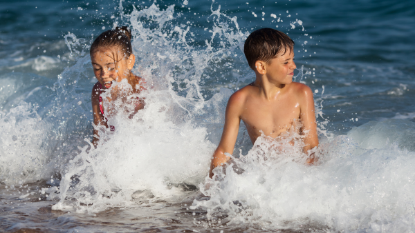 Hãy chọn những bãi biển có độ dốc thoai thoải, để trẻ tự tin vui chơi và cha mẹ dễ dàng quan sát.