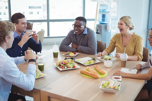 Bữa ăn vui vẻ với đồng nghiệp là một cách hay để giảm stress trong công việc