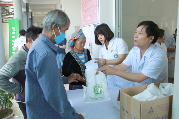Bệnh viện Bạch Mai đã tổ chức khám bệnh, phát thuốc và tặng quà cho người dân tỉnh Lai Châu - Ảnh: Thành Dương.