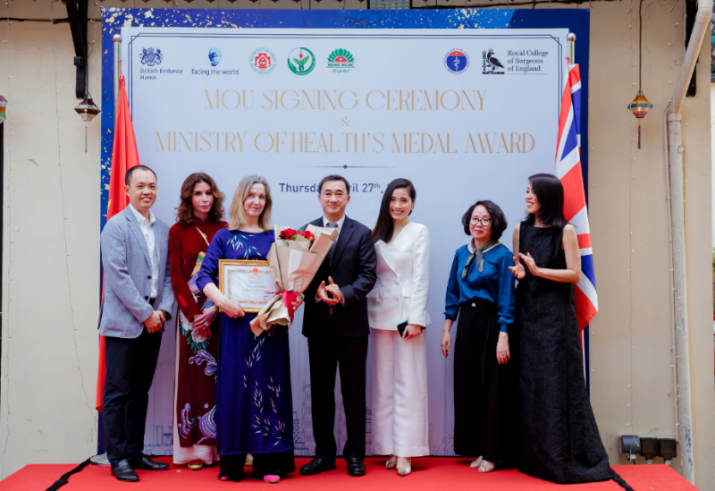 Thứ trưởng Bộ Y tế Trần Văn Thuấn trao bằng khen cho Tổ chức Facing the World - Ảnh: Bệnh viện Việt Đức