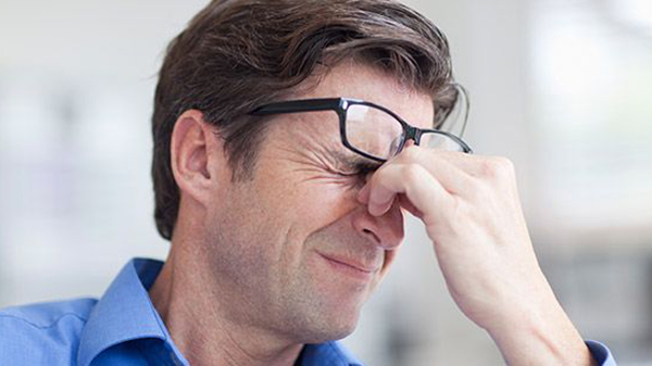 Cơn đau đầu cảnh báo bạn nên cân nhắc đổi kính mới