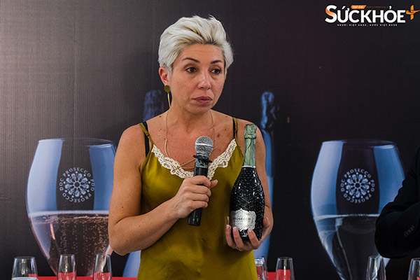Đại diện nhà sản xuất rượu vang Cantina Pizzolato giới thiệu về sản phẩm. 