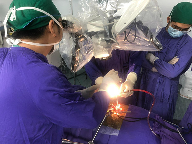 Các bác sĩ Bệnh viện Đa khoa tỉnh Quảng Ninh thực hiện ca phẫu thuật cho bệnh nhân 72 tuổi