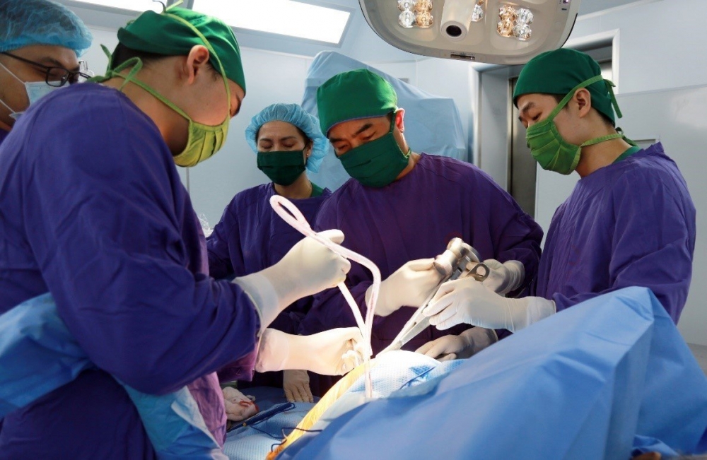 Các bác sỹ thực hiện ca phẫu thuật thay khớp háng nhân tạo cho cụ bà 107 tuổi tại Bệnh viện Đa khoa tỉnh Quảng Ninh