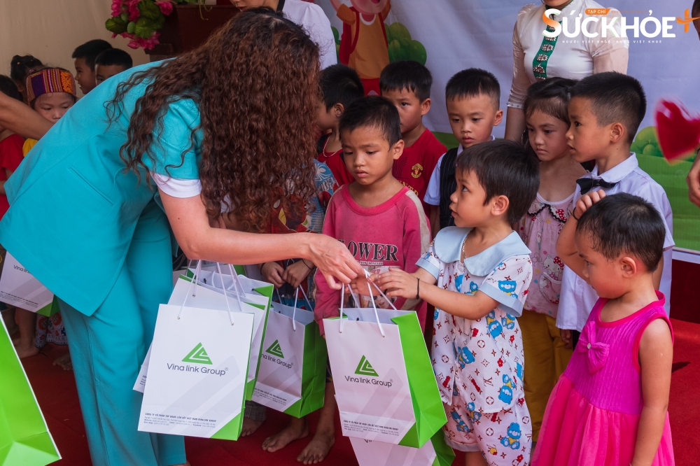 Vinalink Group cũng trao tặng một số suất quà cho những trẻ em có điều kiện khó khăn ở Bình Chuẩn