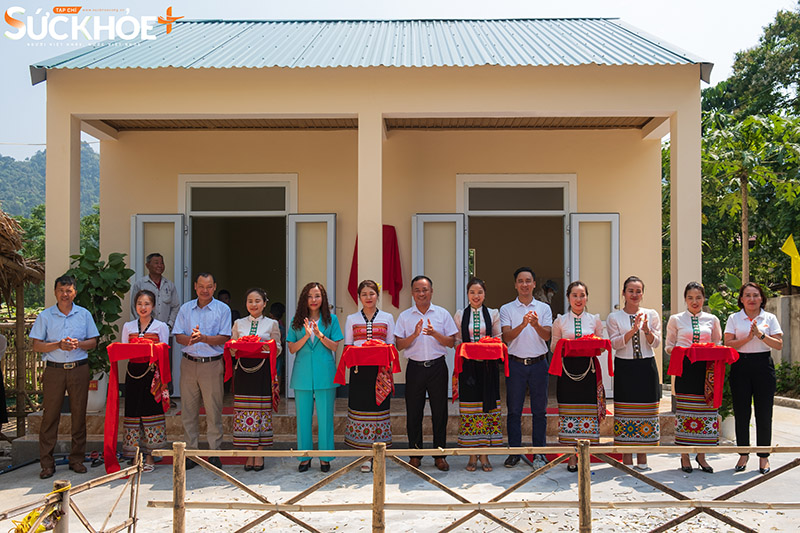 Lãnh đạo địa phương cùng nhà tài trợ cắt băng khánh thành công trình bếp ăn cho em tại điểm trường Bản Tông - Mầm non xã Bình Chuẩn, huyện Con Cuông.