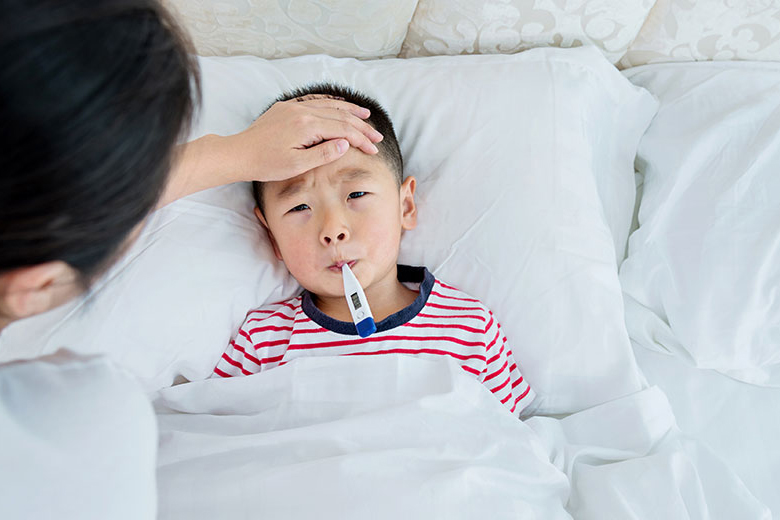 Trẻ giật mình, sốt cao không hạ là dấu hiệu tay chân miệng trở nặng