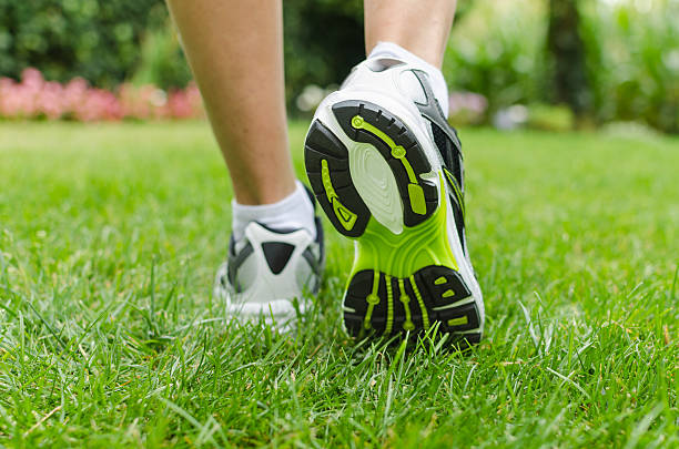 Người bị đau khớp gối nên đi bộ, chạy bộ nhẹ nhàng trên địa hình như sân cỏ
