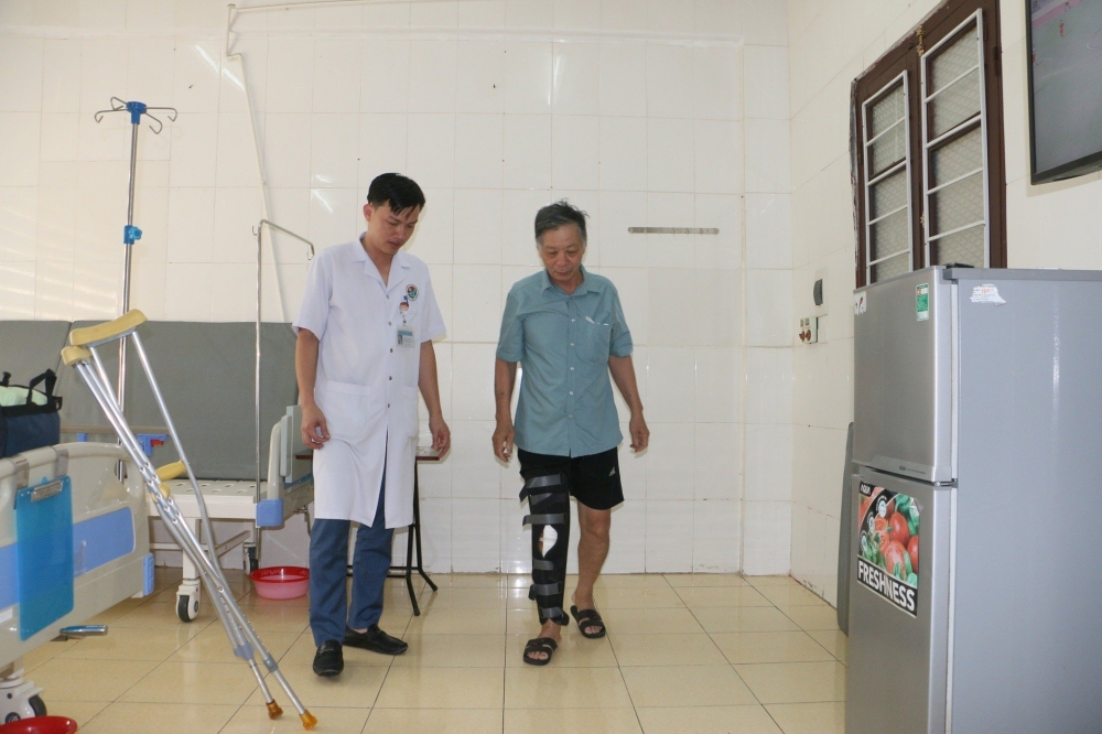 Bệnh nhân Nguyễn Phi Lịch đã tự đi lại nhẹ nhàng sau 3 ngày mổ thay khớp gối